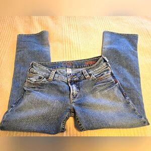 SILVER SANTORINI LOW-RISE LIGHT WASH CROPPED JEANS. SIZE 29.